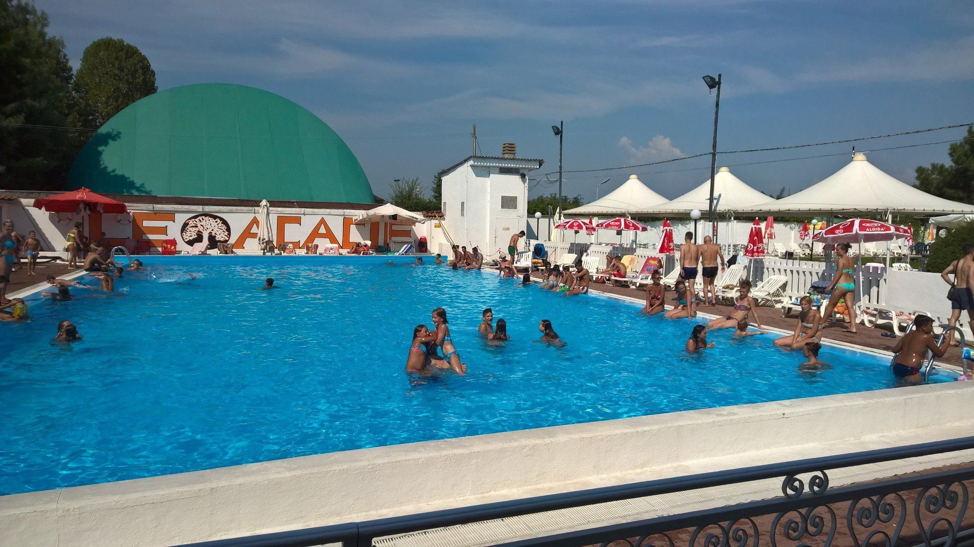 piscina per adulti e bambini