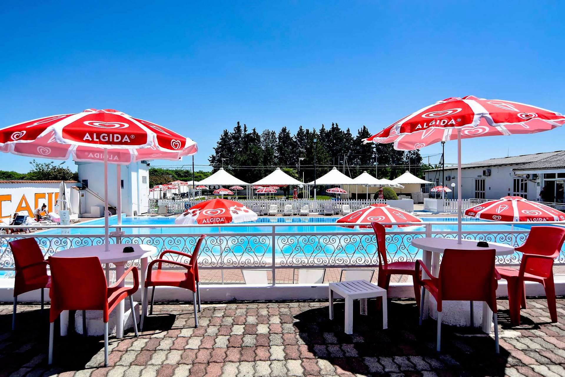 ristorante con piscina