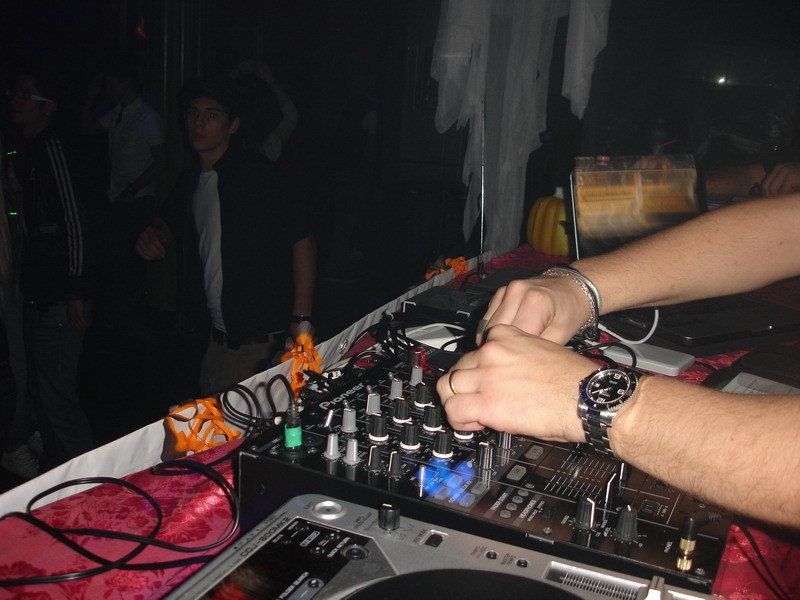 dj in discoteca