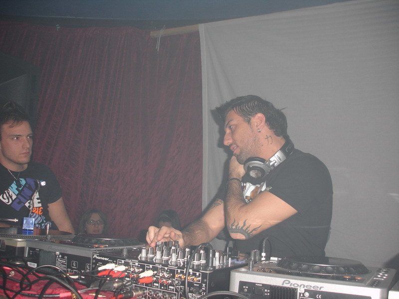 ristorante con discoteca e piscina