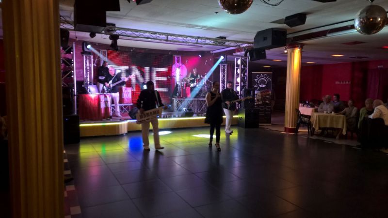 sala con musica dal vivo