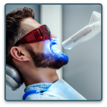 Ein Mann lässt sich beim Zahnarzt die Zähne aufhellen