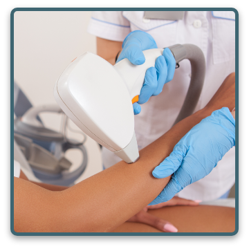 Eine Frau lässt sich am Arm eine Laser-Haarentfernung durchführen.