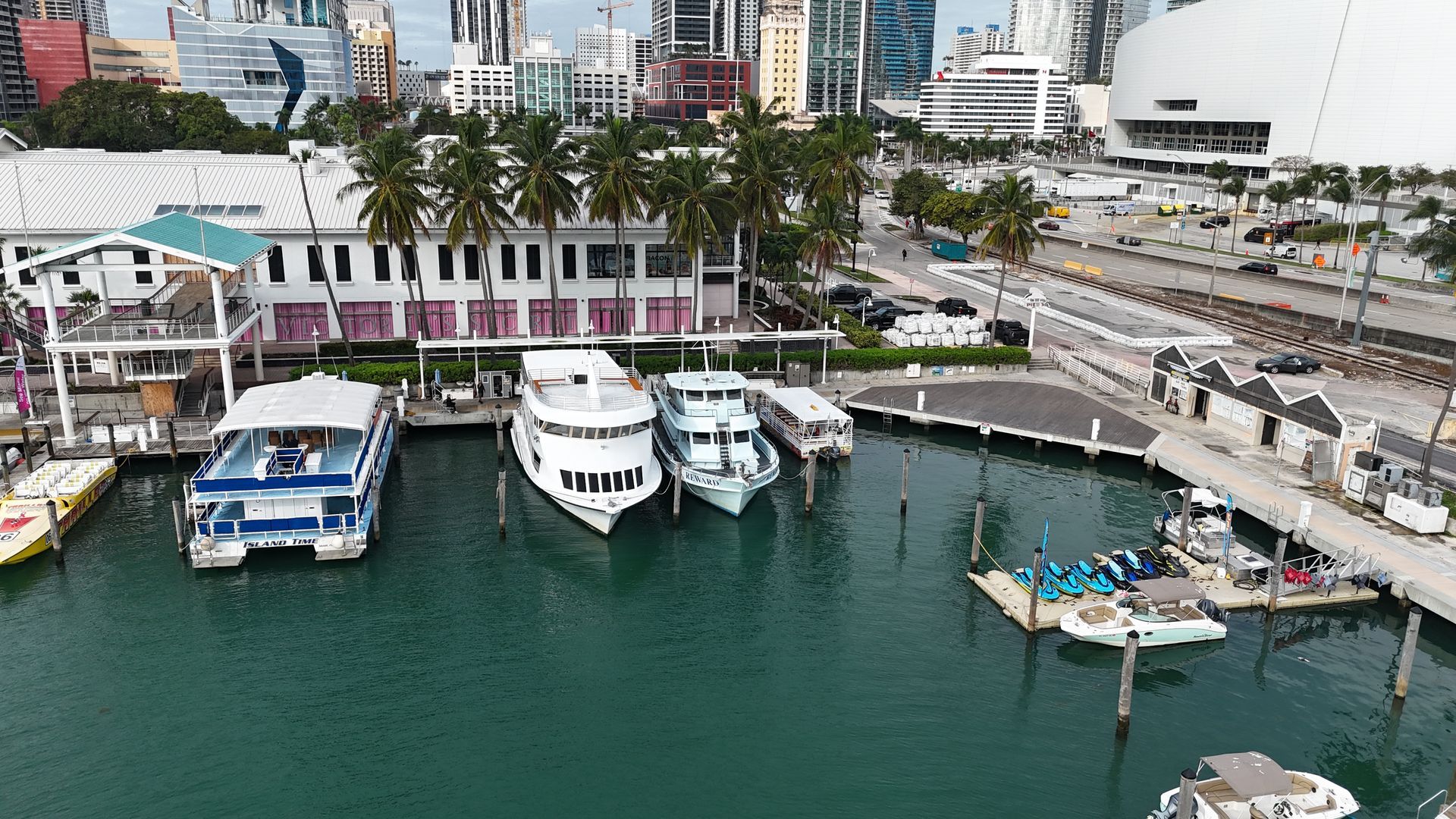 the location of the best Miami boat tours in Bayside Marketplace. With parking rates vary depending on the day, Bayside does have a parking garage, yes a large parking garage.