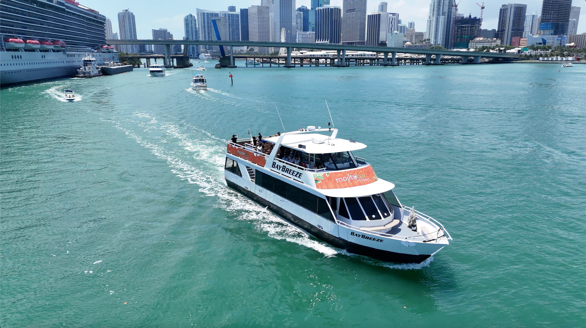Miami boat tour cruising in Biscayne Bay part of your Miami Day Trip