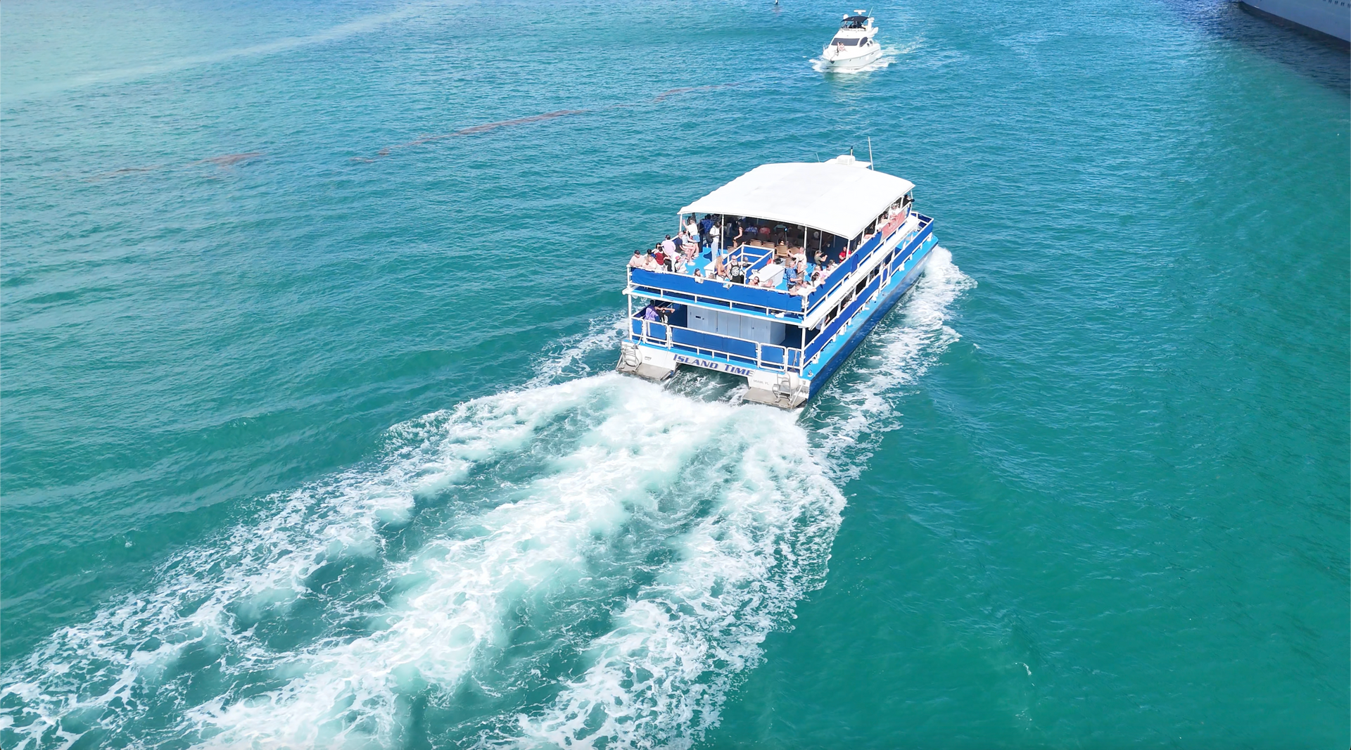 Miami boat tour cruising Biscayne Bay