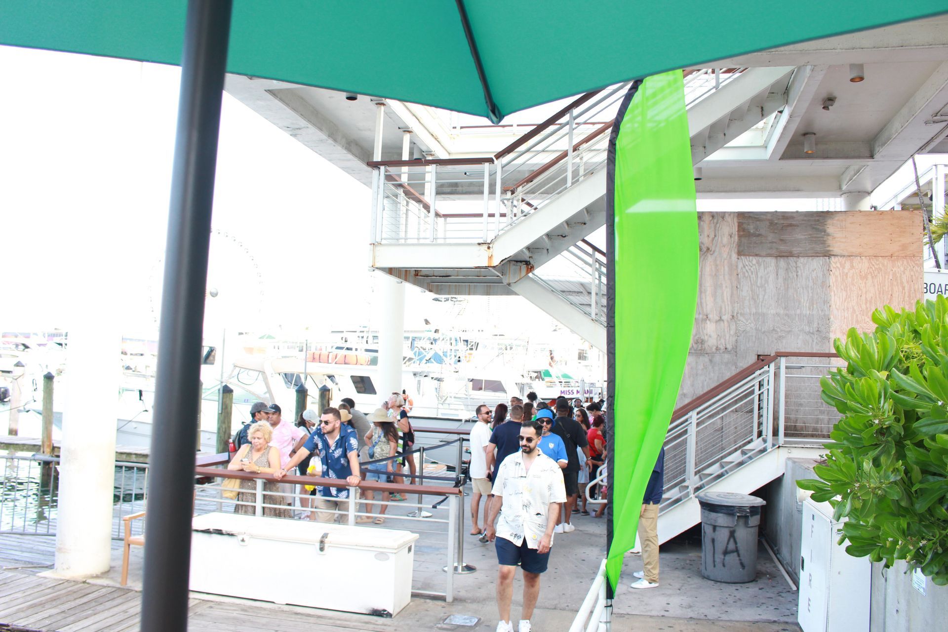 Boarding line of the Skyline Cruise with Bayride Tours