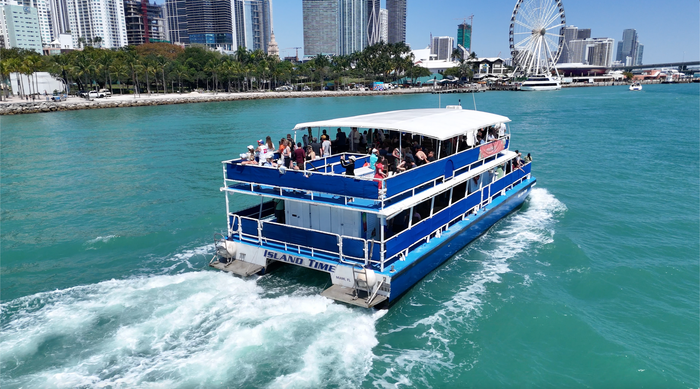 Miami sightseeing cruise boat full of passengers sailing Biscayne Bay, popular Miami boat tours with waterfront skyline views near Bayside, top Miami sightseeing tours for families and groups