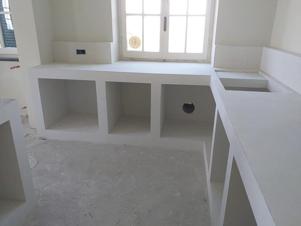 Una cucina vuota con un lavandino e una finestra