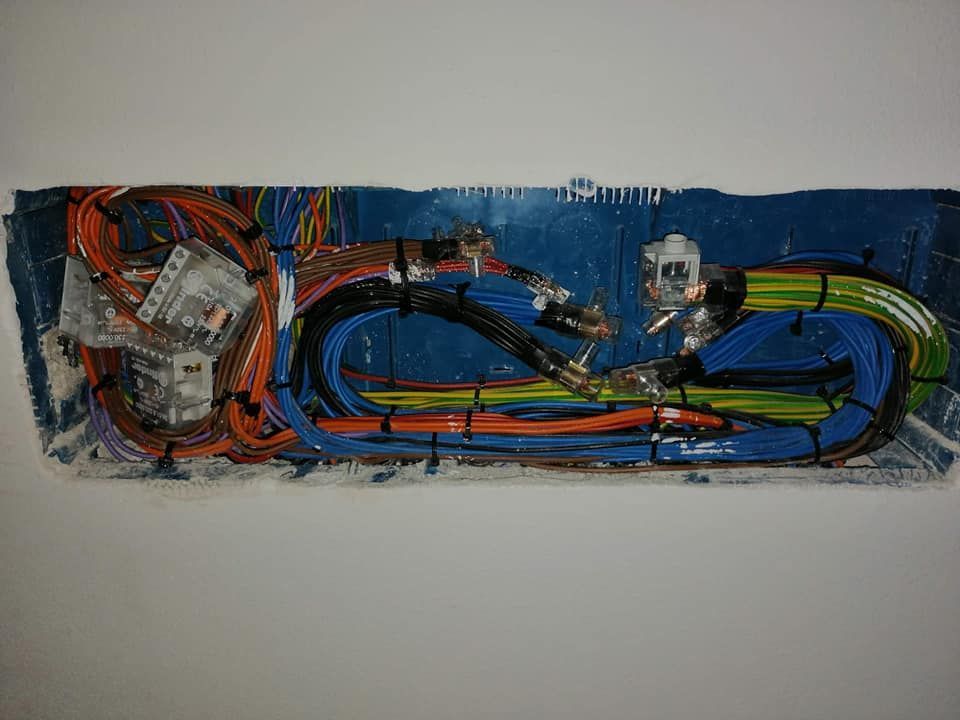 Un mucchio di fili sono appesi a un muro