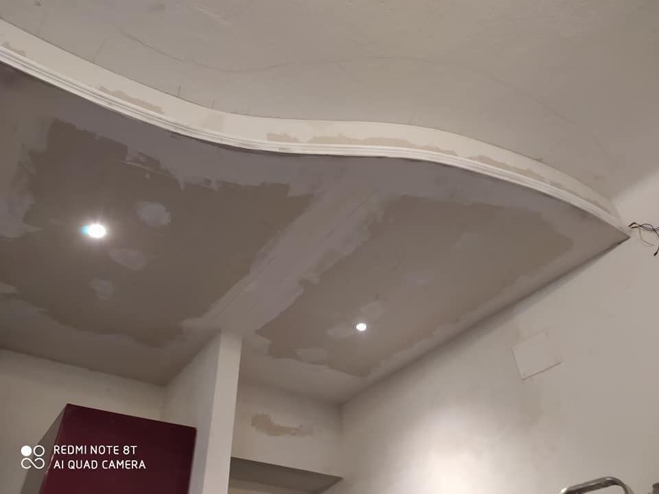 Una stanza con un soffitto in fase di ristrutturazione.