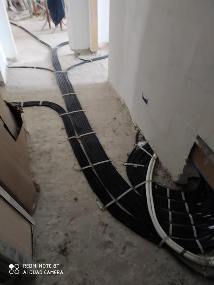 Un mucchio di fili è steso sul pavimento di una stanza.