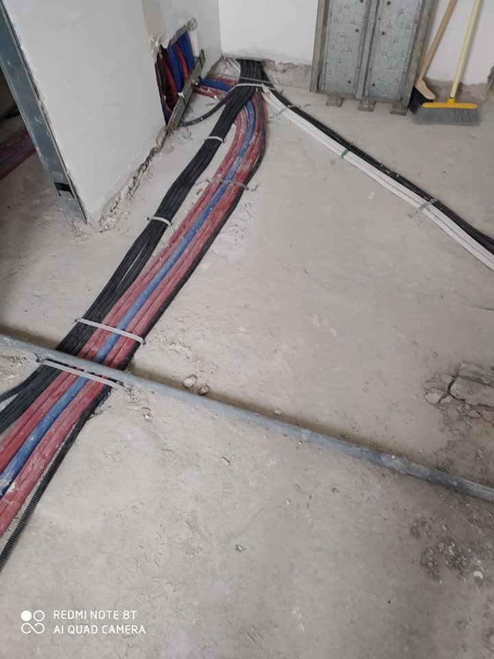 Un mucchio di fili è steso sul pavimento di una stanza.