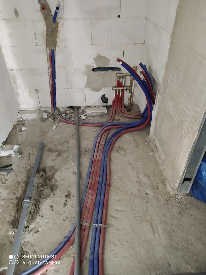 Un gruppo di tubi è collegato a una parete in una stanza.