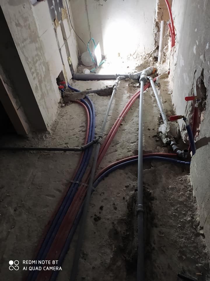 Un gruppo di tubi è collegato a una parete in una stanza.