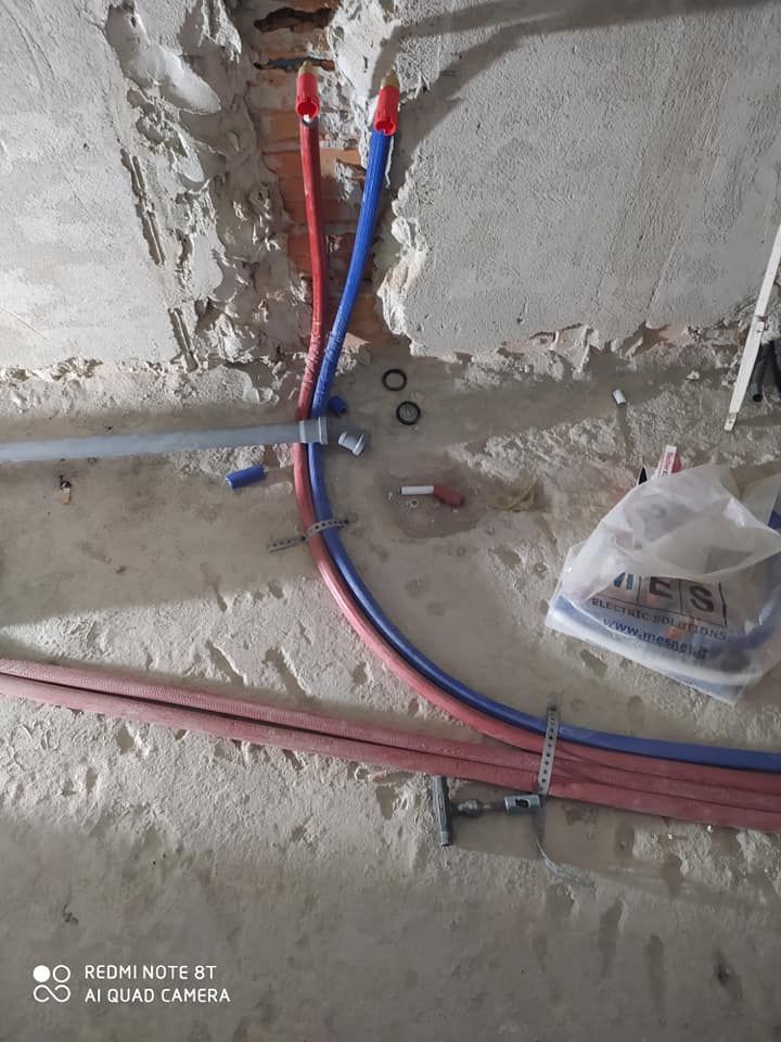 Un gruppo di tubi è collegato a un muro.