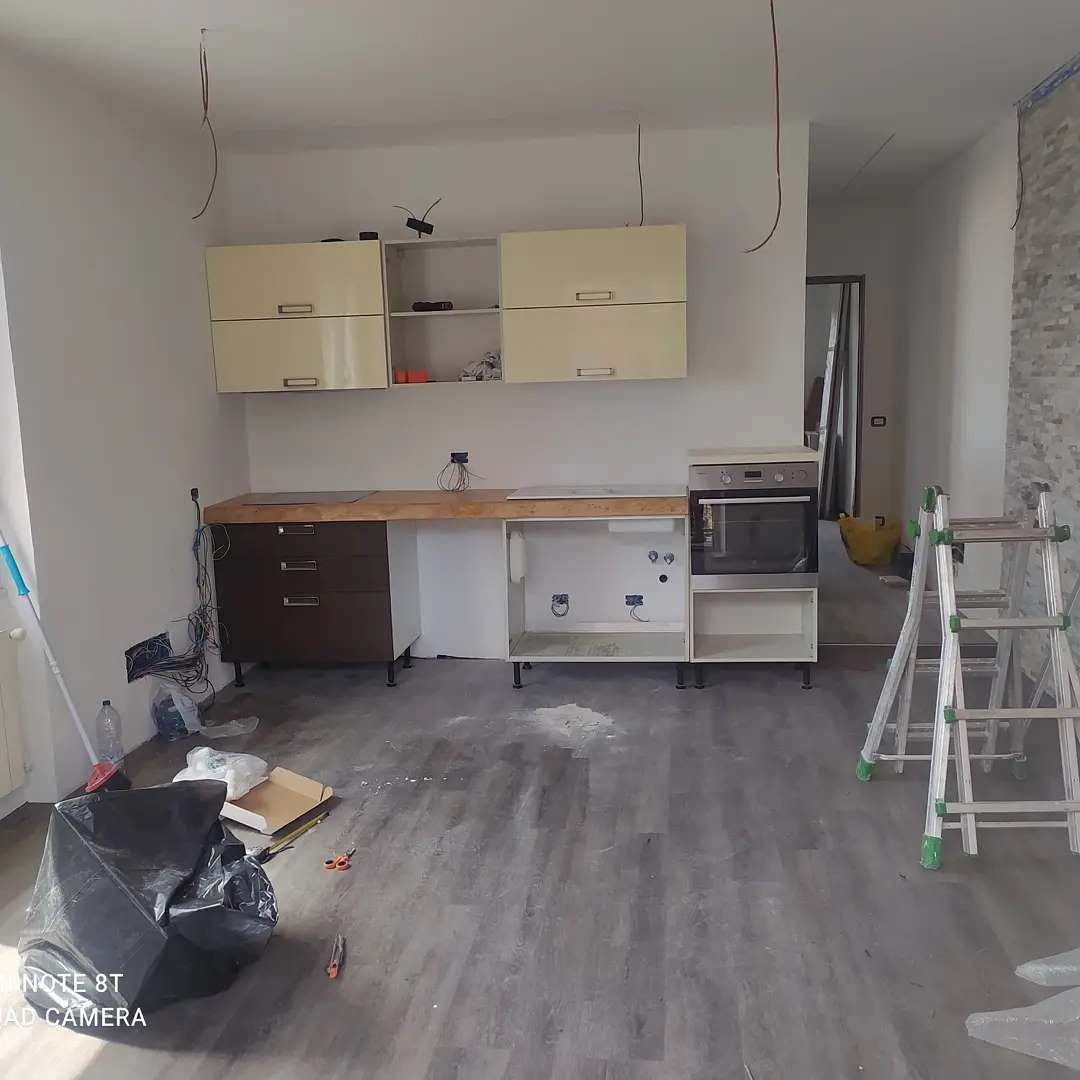 C'è una scala in mezzo alla stanza.