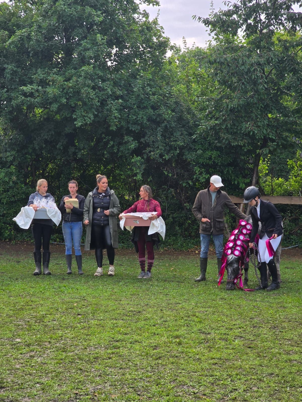 Menschen bei einem Reitturnier