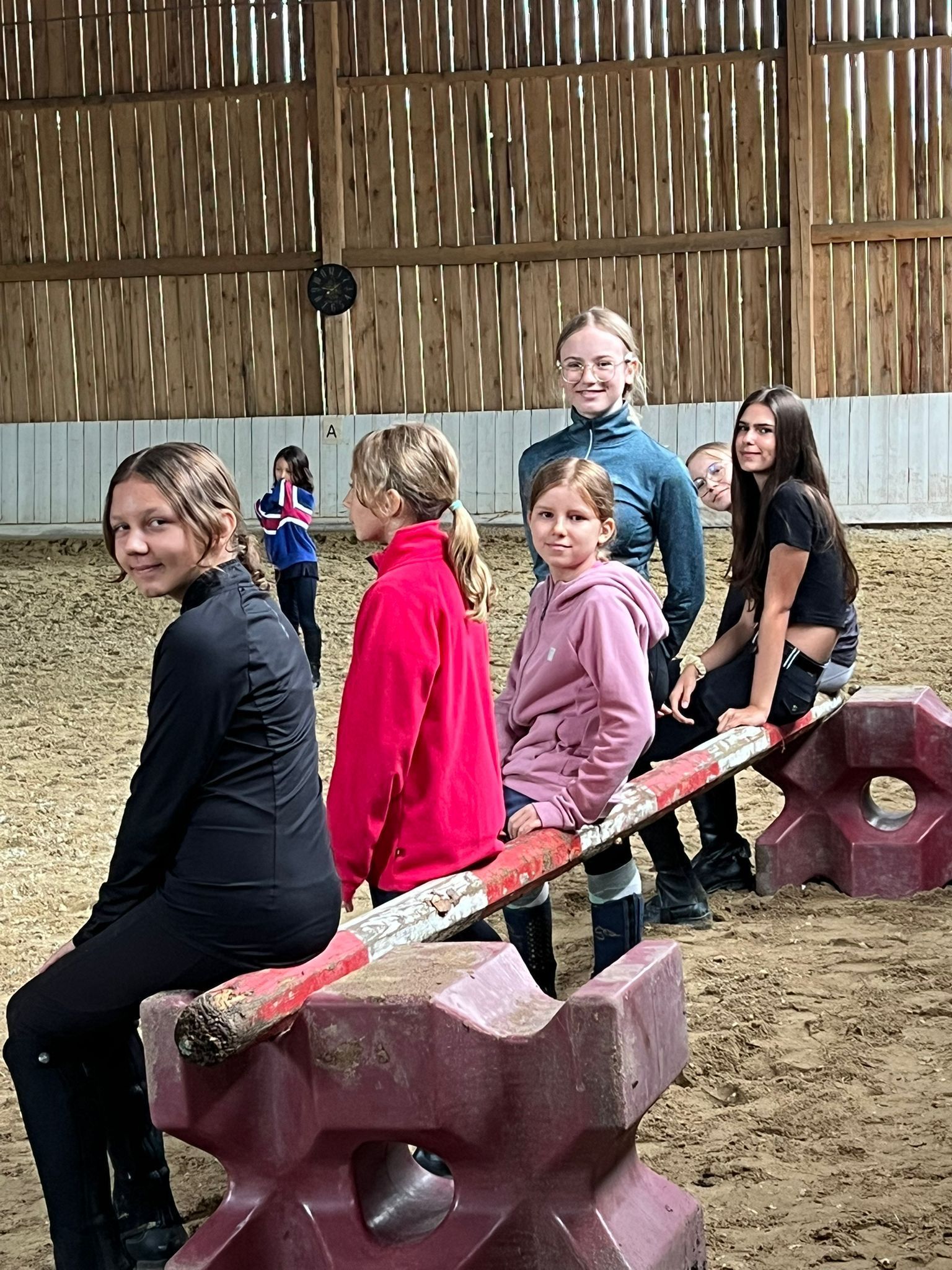 Kinder in einem Reitstall