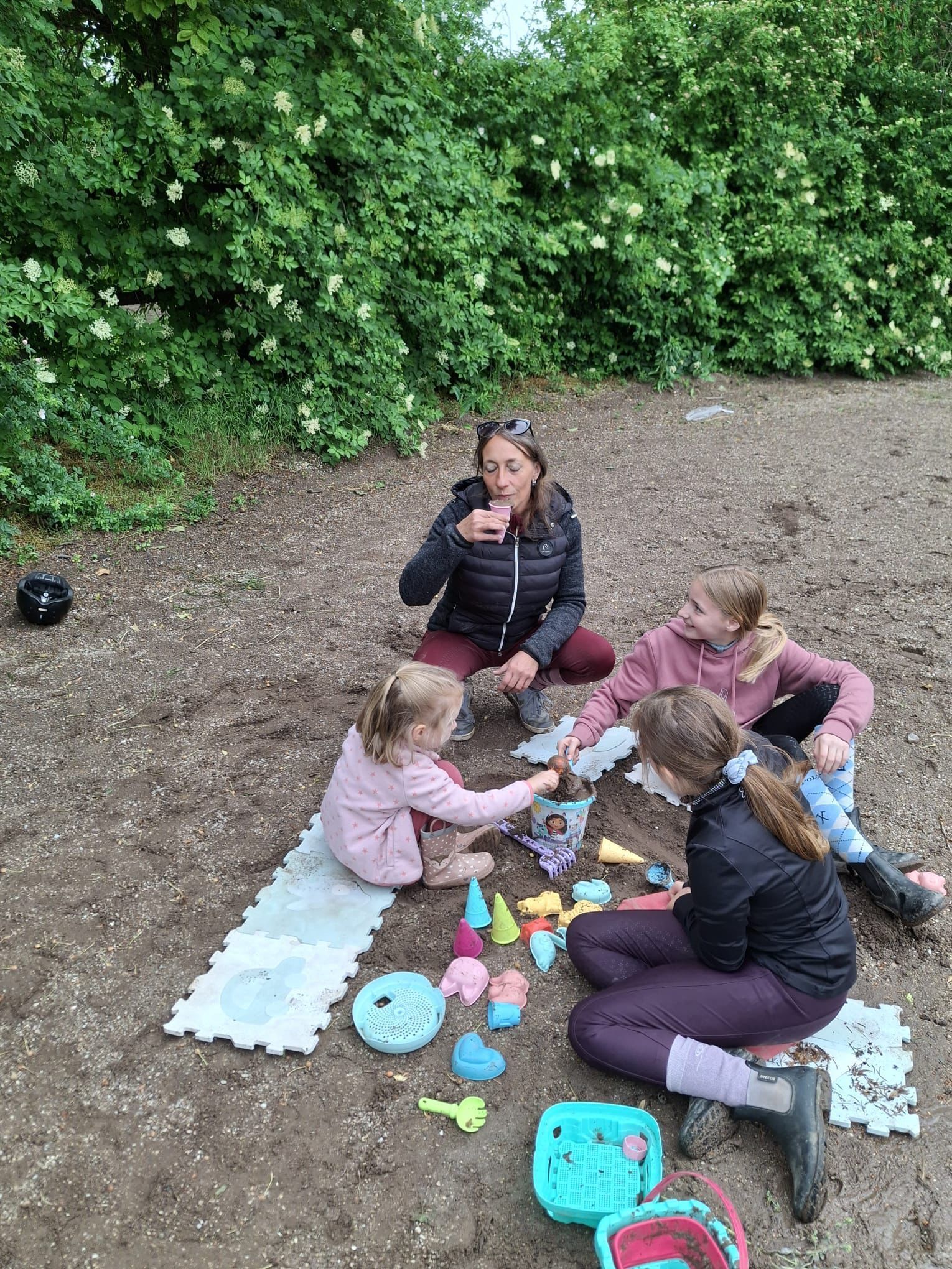 Kinder und eine Frau beim Picknick