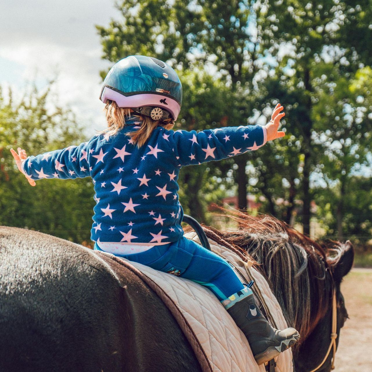 Kind auf einem Pferd