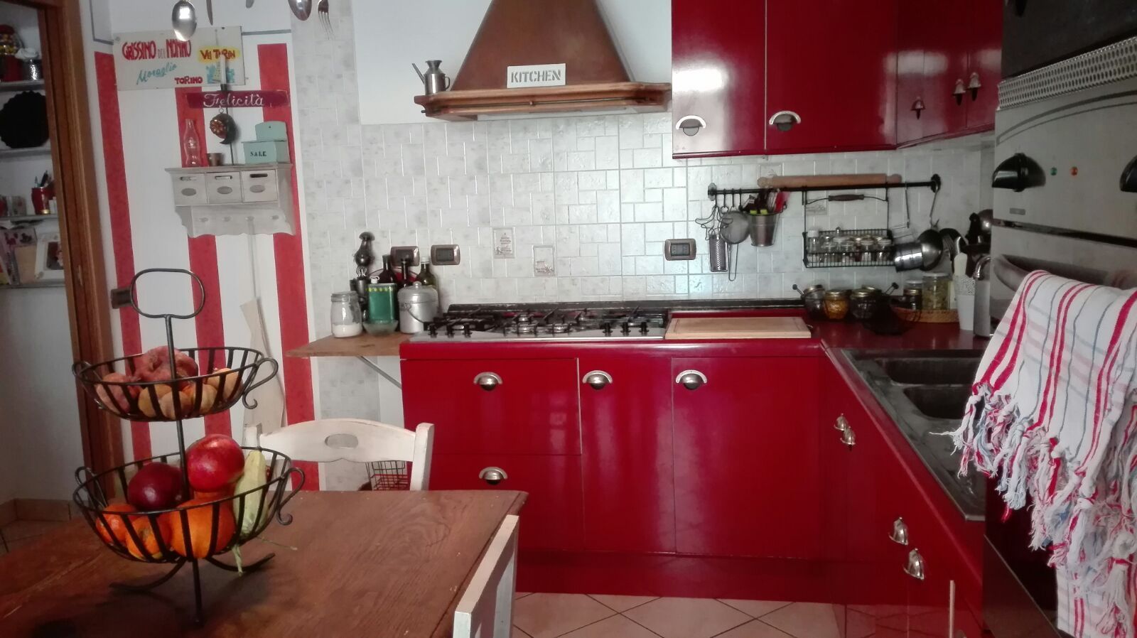 cucina prima di essere verniciata con novecento paint senza carteggiare e senza primer