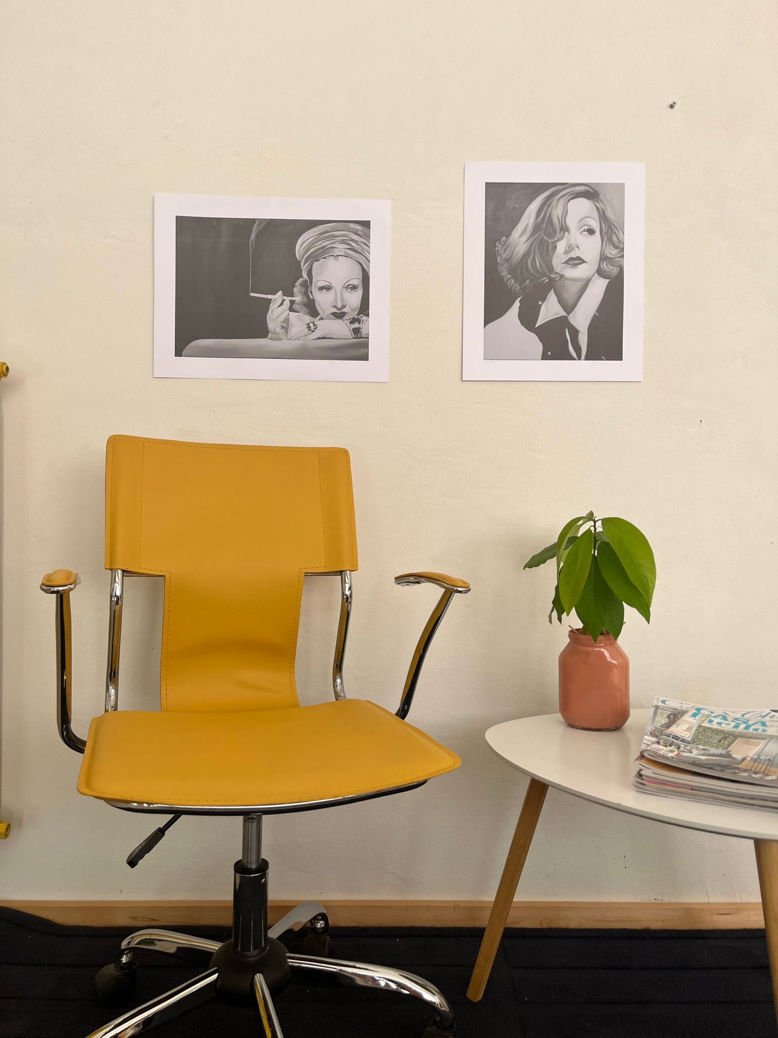 sedia gialla in ecopelle riverniciata senza carteggiare e senza primer