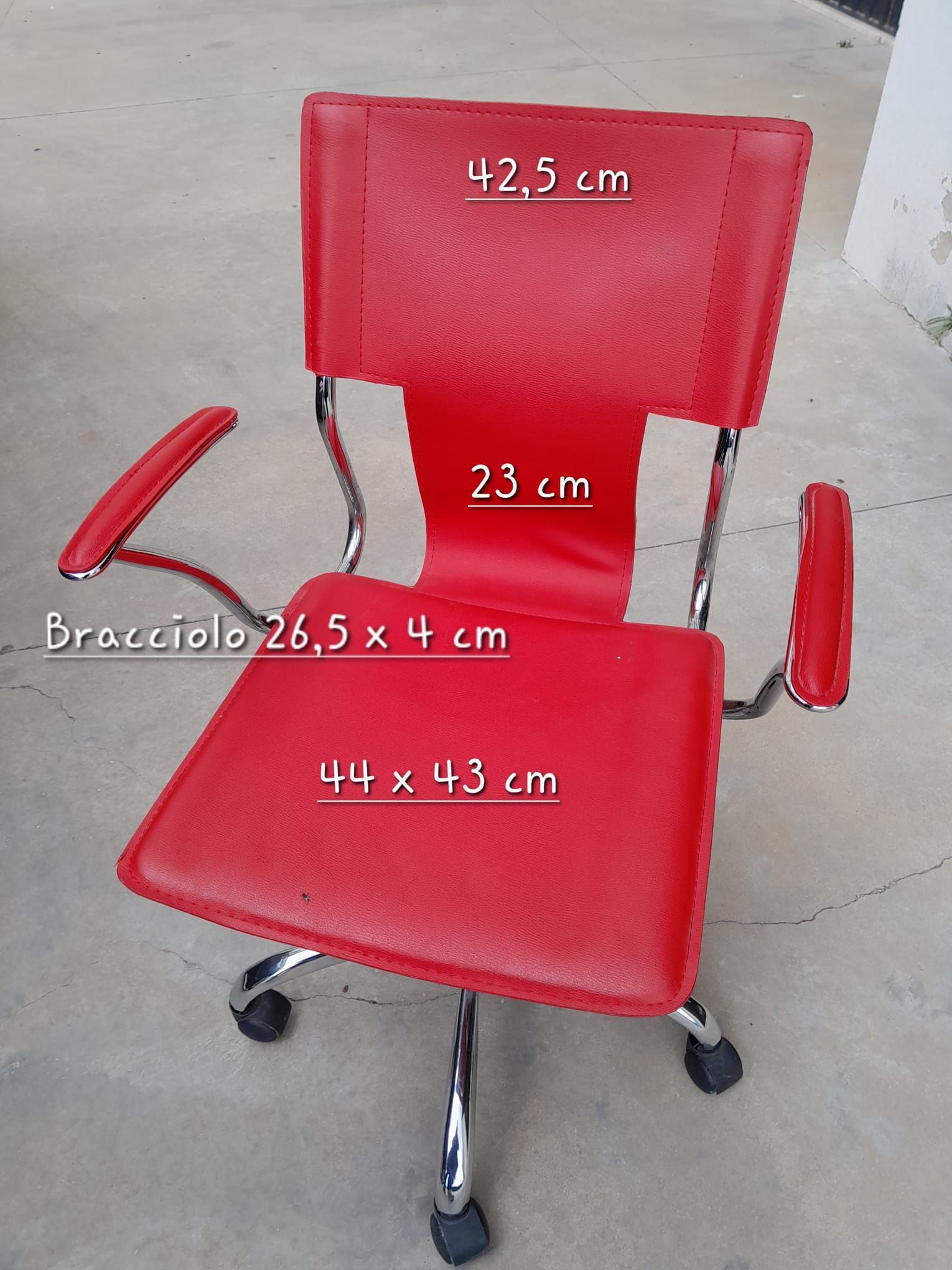 sedia in ecopelle rosse riverniciata con novecento paint senza carteggiare e senza primer