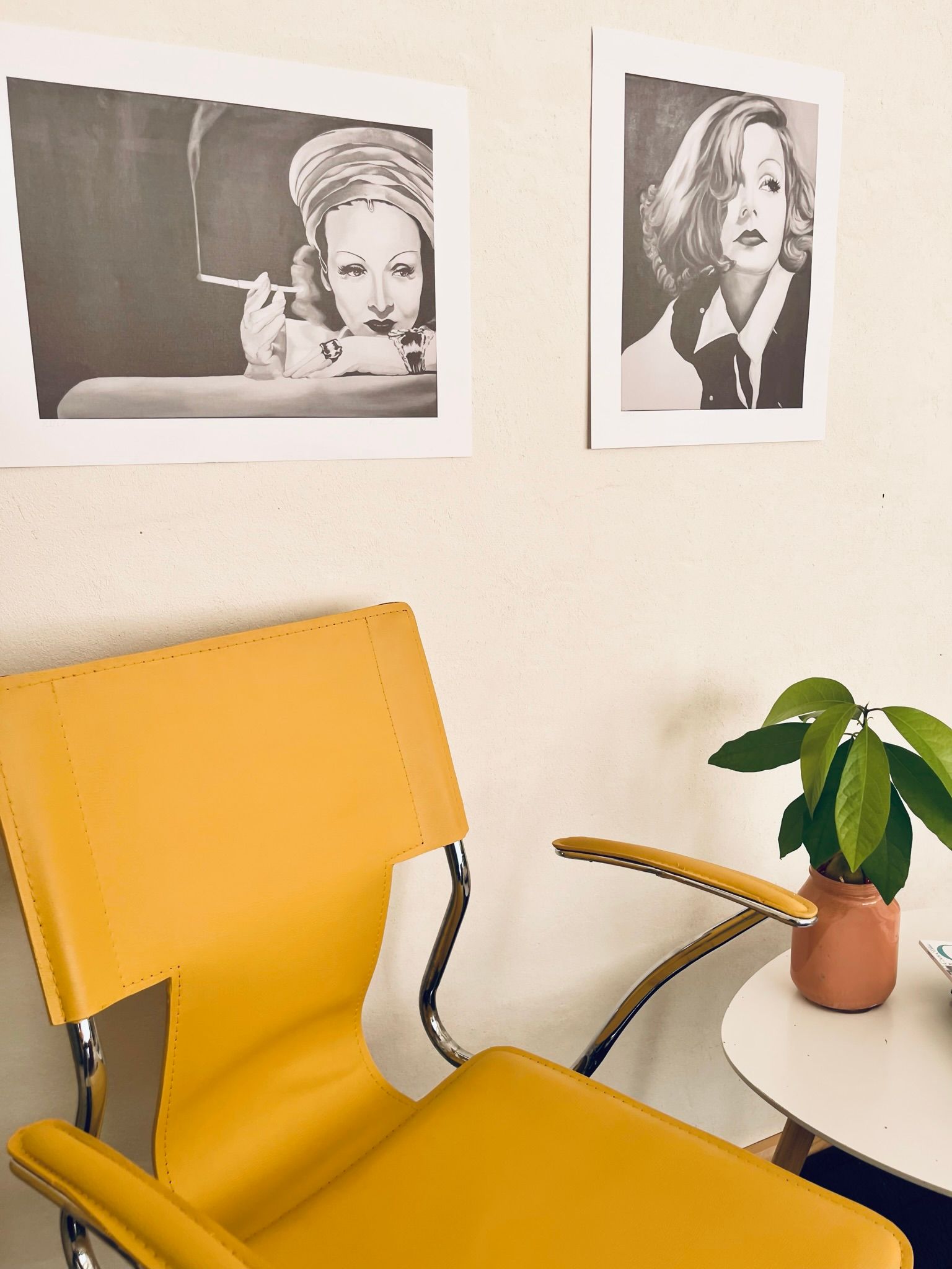 sedia gialla in ecopelle riverniciata con pittura novecento paint senza carteggiare e senza primer