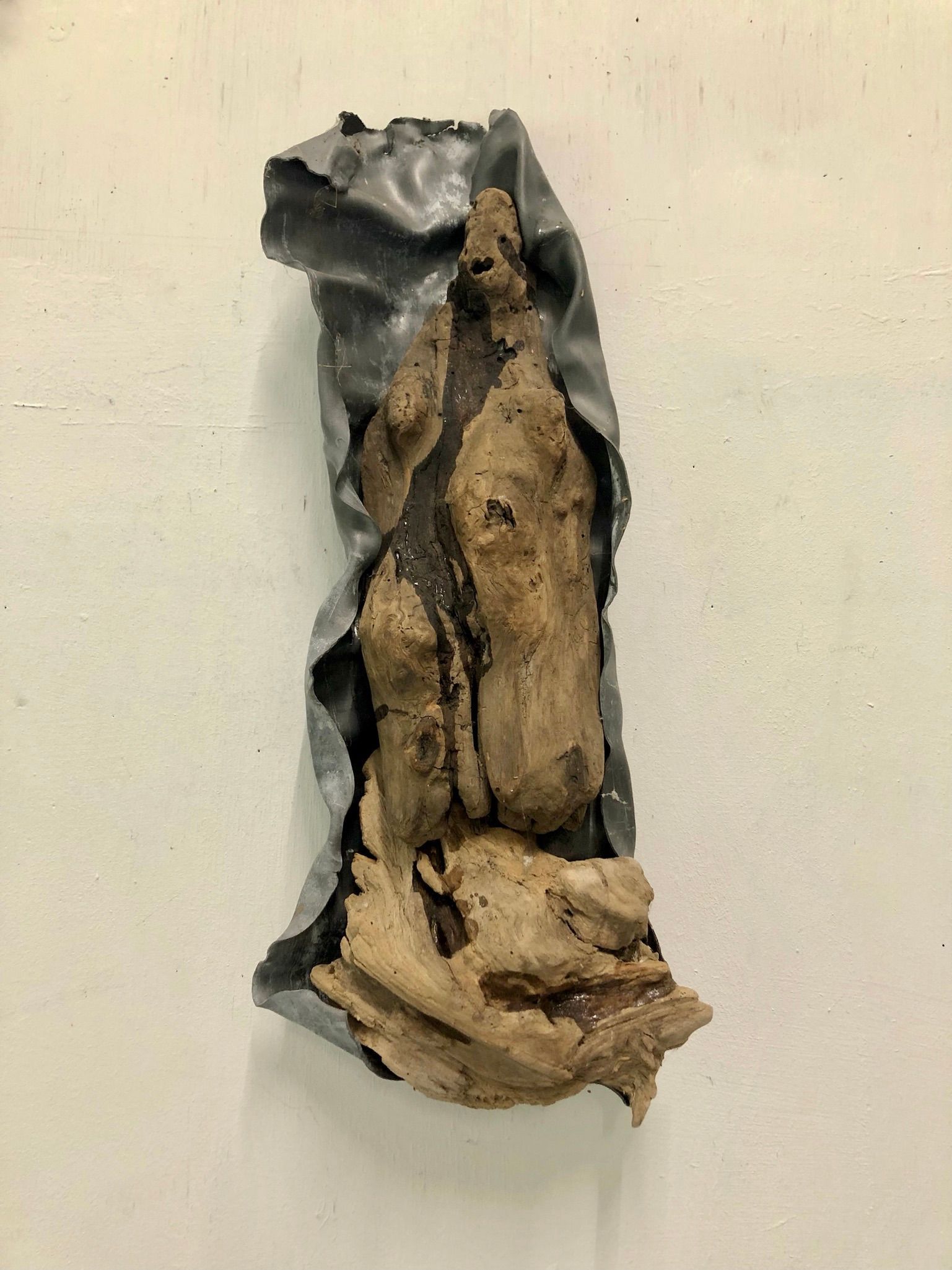 LS' 2019, Huilende Maria op de Rots / Crying Maria on the Rock. Hout, zink, giethars.