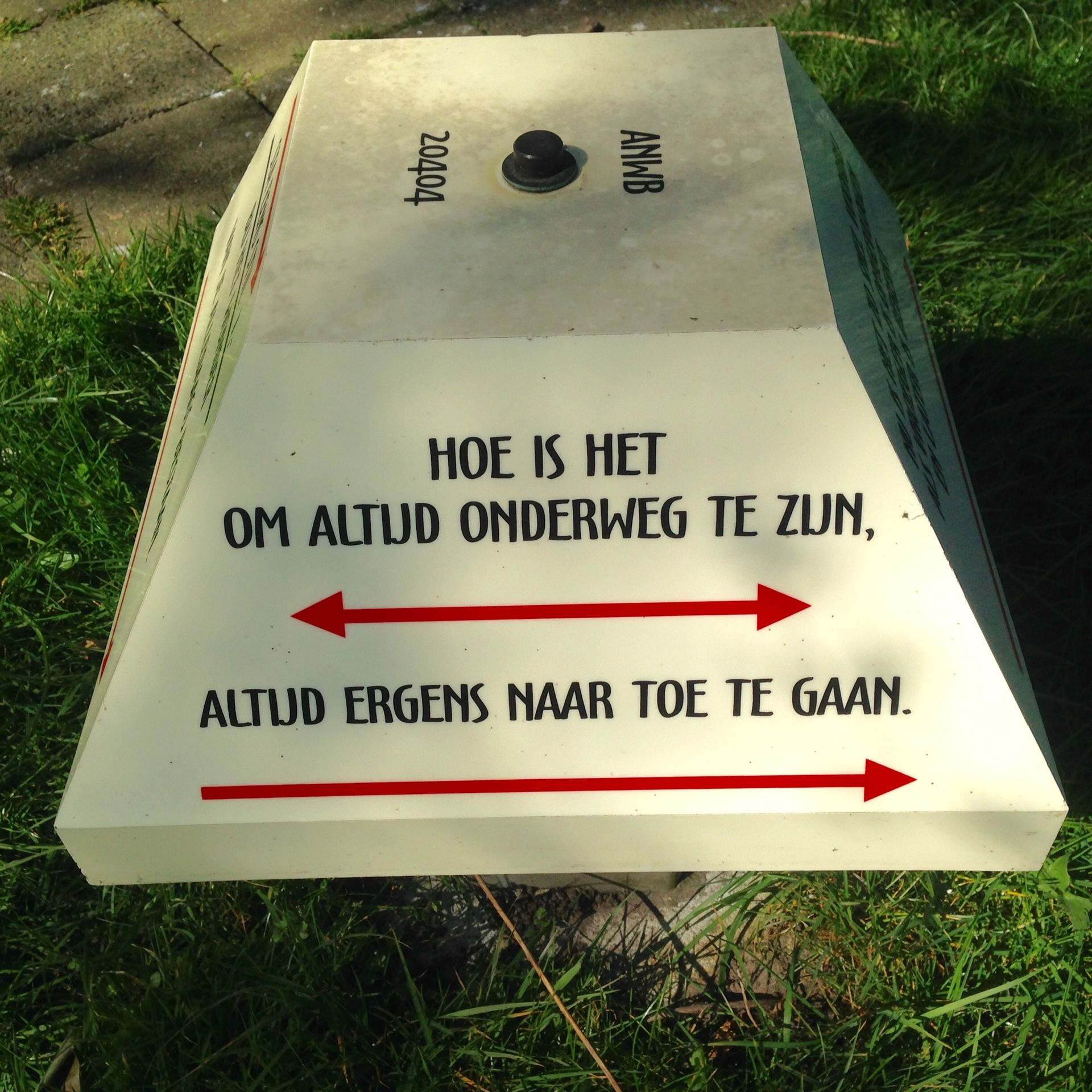 LS'2004, Sta eens stil, ANWB paddestoel met gedicht van Linda Schregardus.