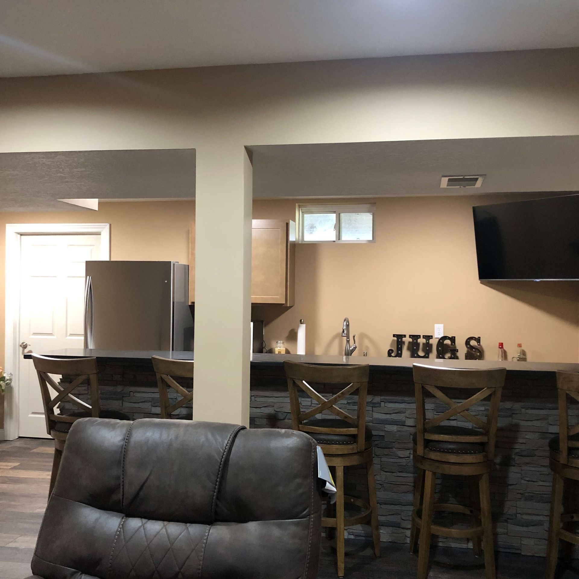 A living room with the word juas on the wall