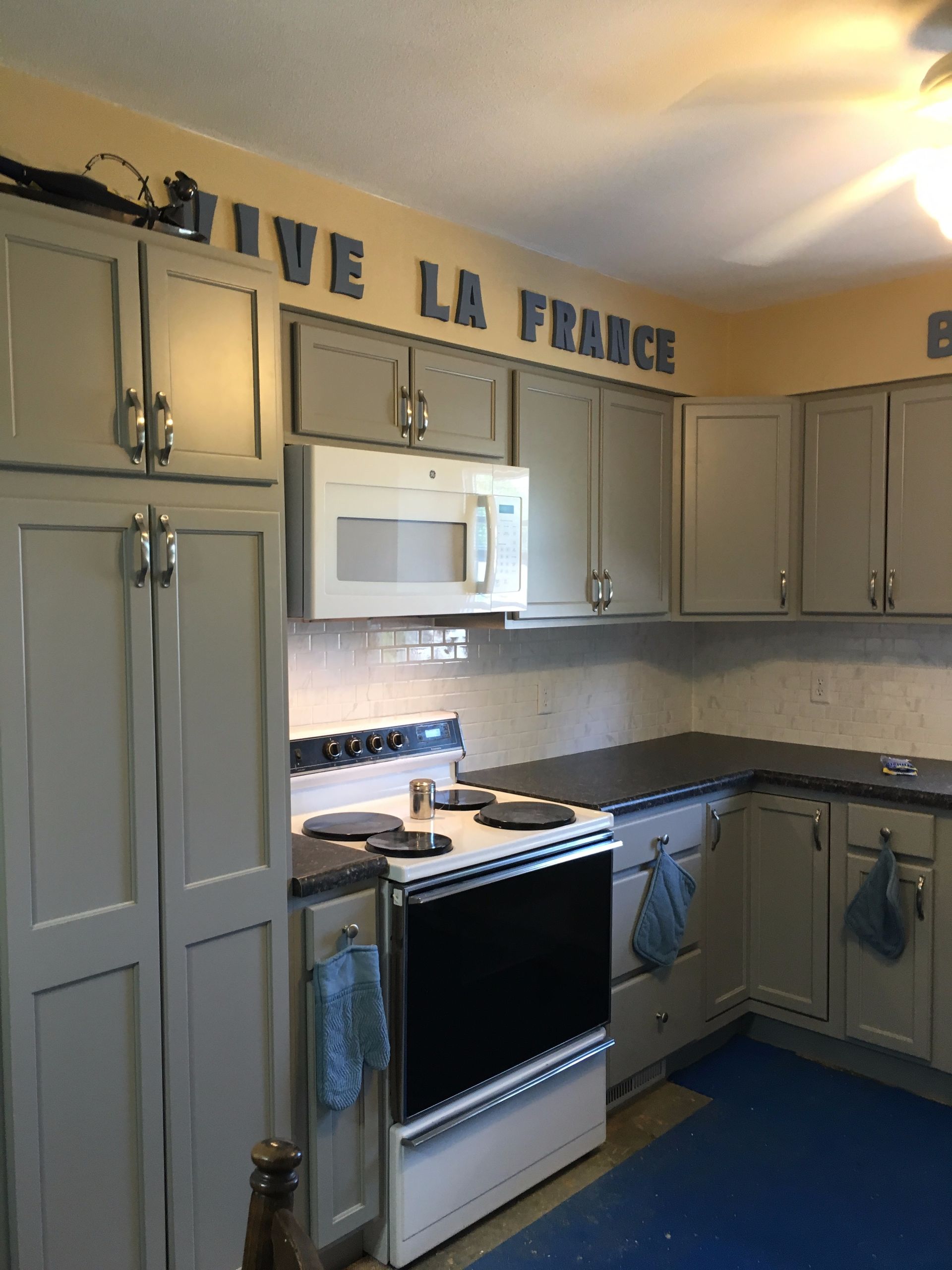 A kitchen with a sign that says vive la france