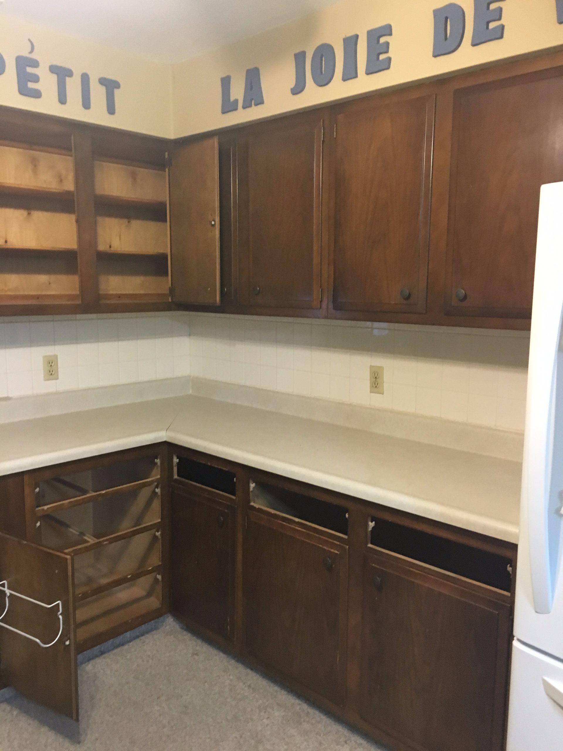 A kitchen with a sign that says la joie de petit