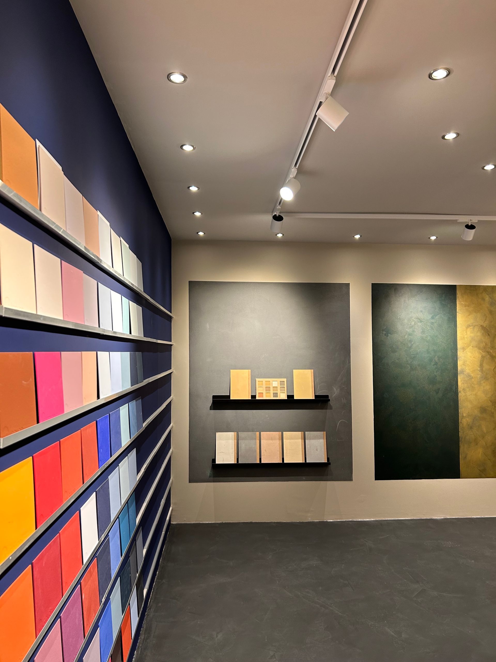 Raum der Malerei Lauper mit Ausstellungen der verschiedenen Farben
