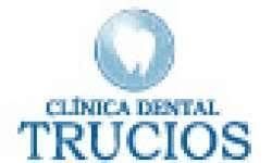 Logotipo de Clínica Dental Trucos con un icono de diente azul y texto azul sobre fondo blanco.