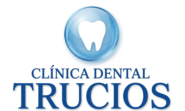 Logo de Clínica Dental Trucios con icono azul de diente y texto azul.