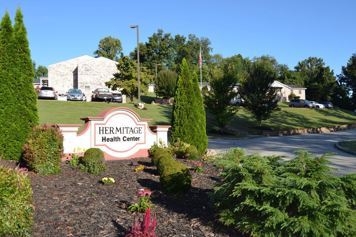 A sign in front of a building that says fermitage