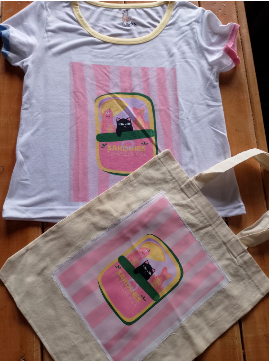 Camiseta blanca y bolso de lona con diseño de rayas rosas que representa un gato en una lonchera.