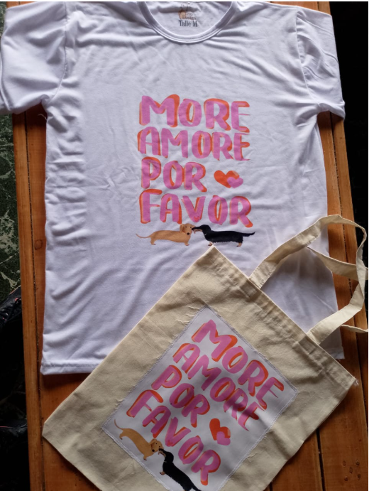 Camiseta blanca y bolso de lona con diseño de rayas rosas que representa un gato en una lonchera.