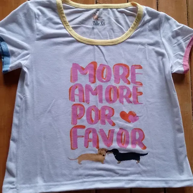 Camiseta blanca con texto