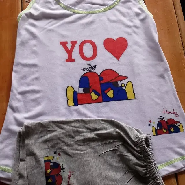 Conjunto de ropa infantil en color blanco y gris con diseño