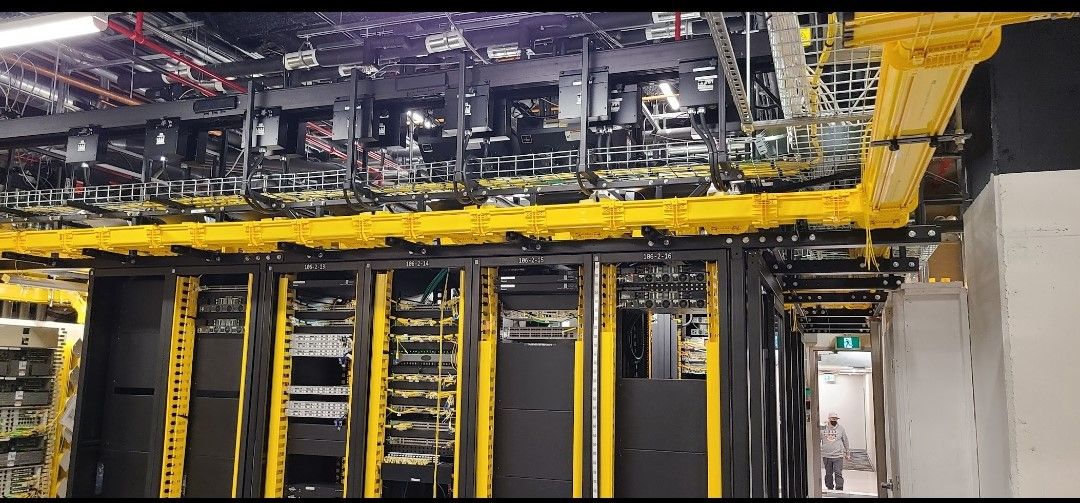 Vertiv Open Aisle cooling in hot aisle containment