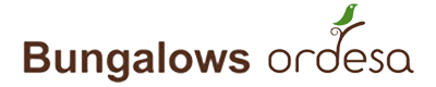 Logotipo de Bungalows Ordesa con texto en fuente marrón y un gráfico de hoja y rama verde.