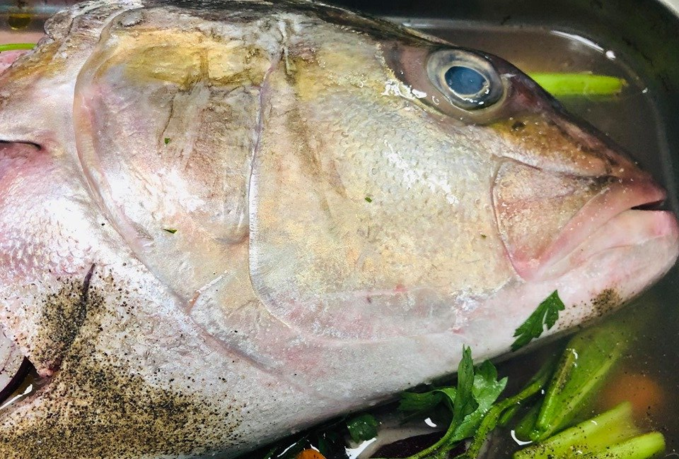 Primi e secondi piatti di pesce fresco espressi con ricciola e altro pescato fresco Sesto Senso