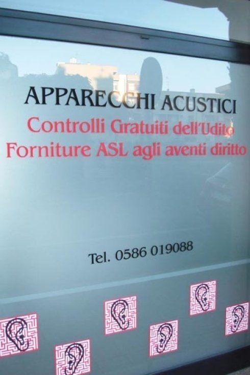 vetrofania nella finestra di un centro audioprotesico