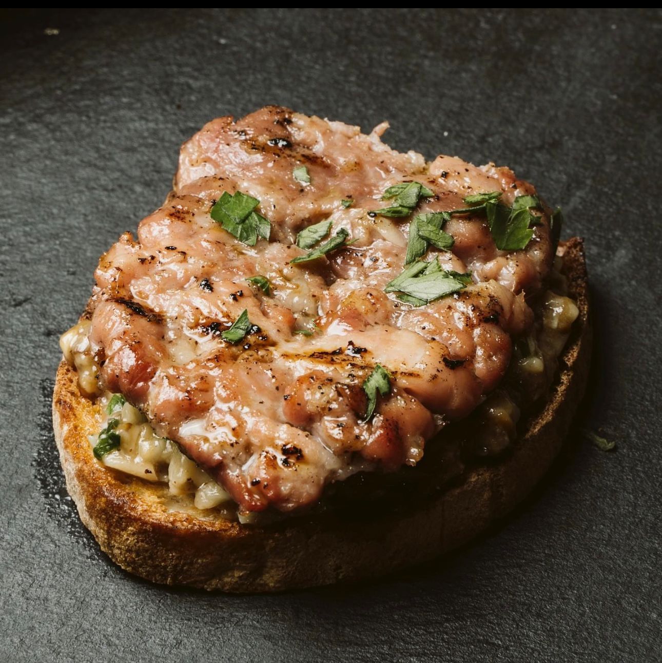 crostino con salsiccia