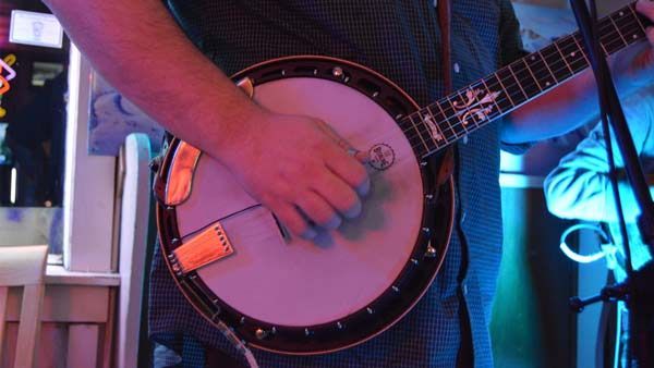 Music VIdeos / hand picking a banjo - Pickin' Pear at Columbine Cafe