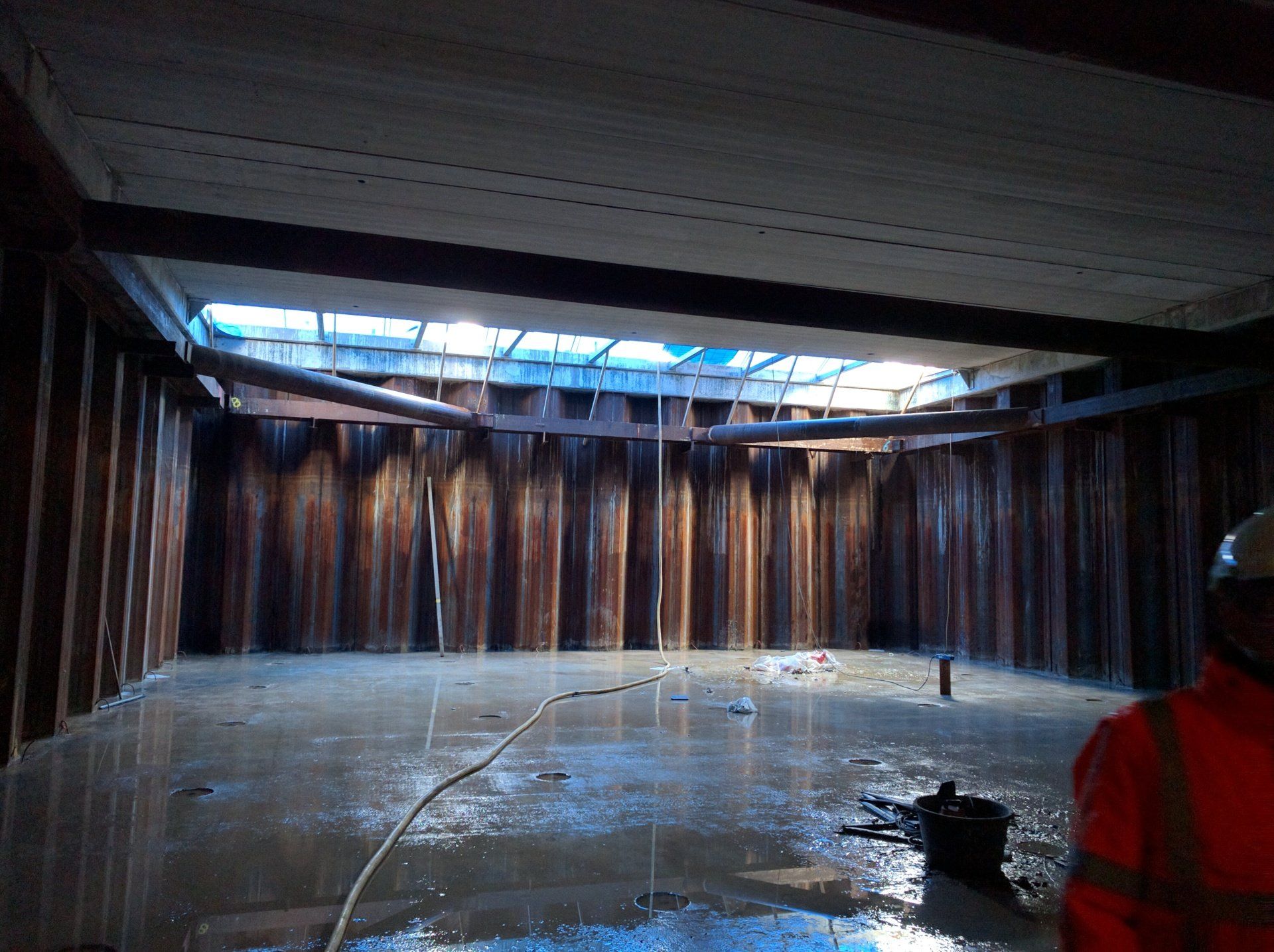 Binnenkant ondergrondse gymzaal met stalen damwand in het zicht