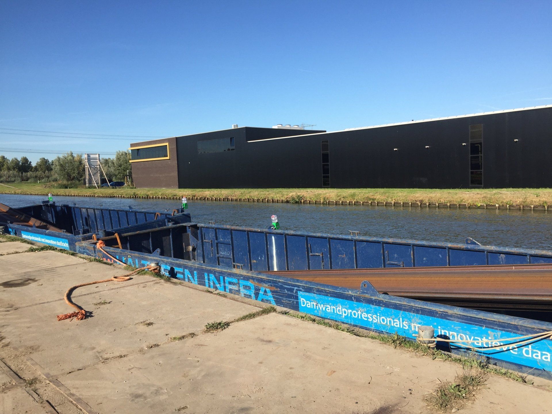 Beunbak voor vervoer damwand over water